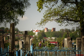 «З раніцы працуюць, у абед плачуць, а вечарам скачуць». Радуніца «па-старынушке»